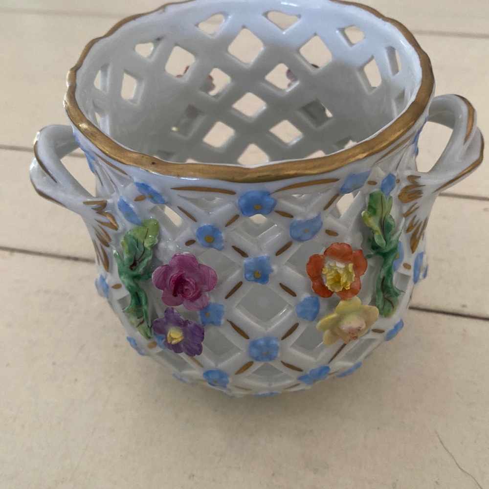 Dresden Carl Thieme Basketweave Jardinere  pot.
